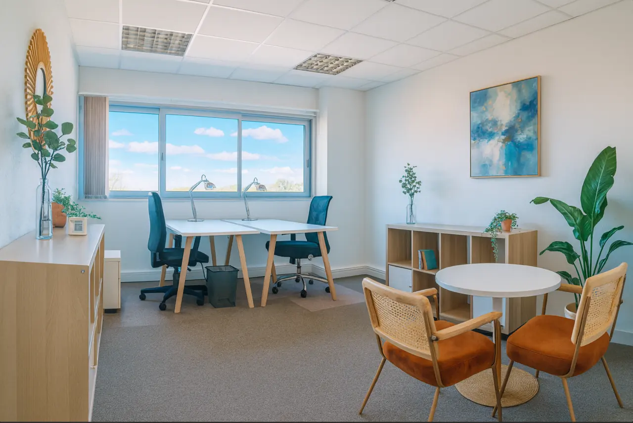 Bureau équipé moderne à Montpellier avec postes de travail, plantes et espace de réception
